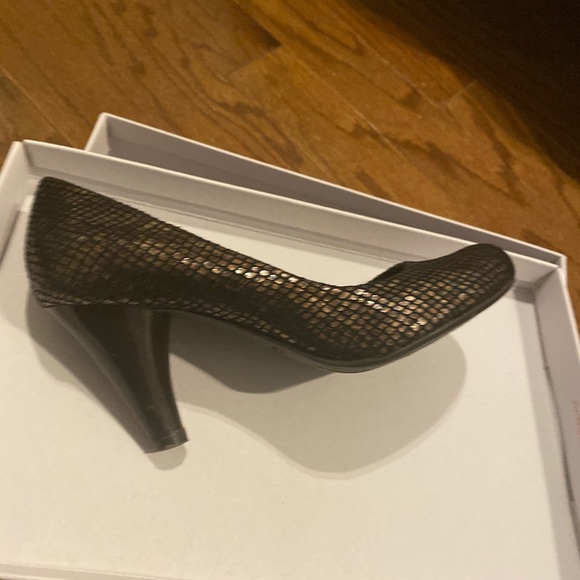 Pumps - Picture 3 of 5